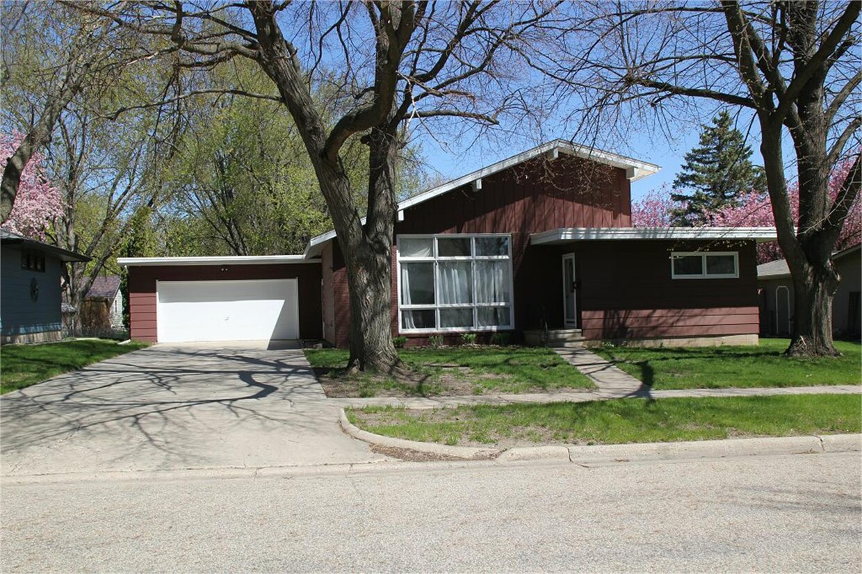 Primary Photo - 916 2nd St NE