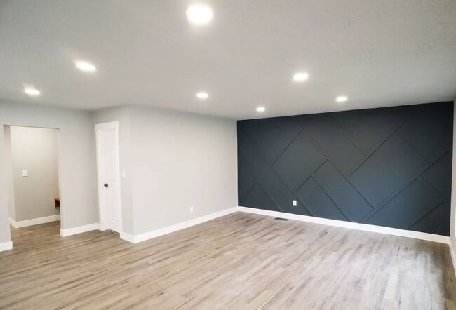 Building Photo - 948 East Atkin Avenue