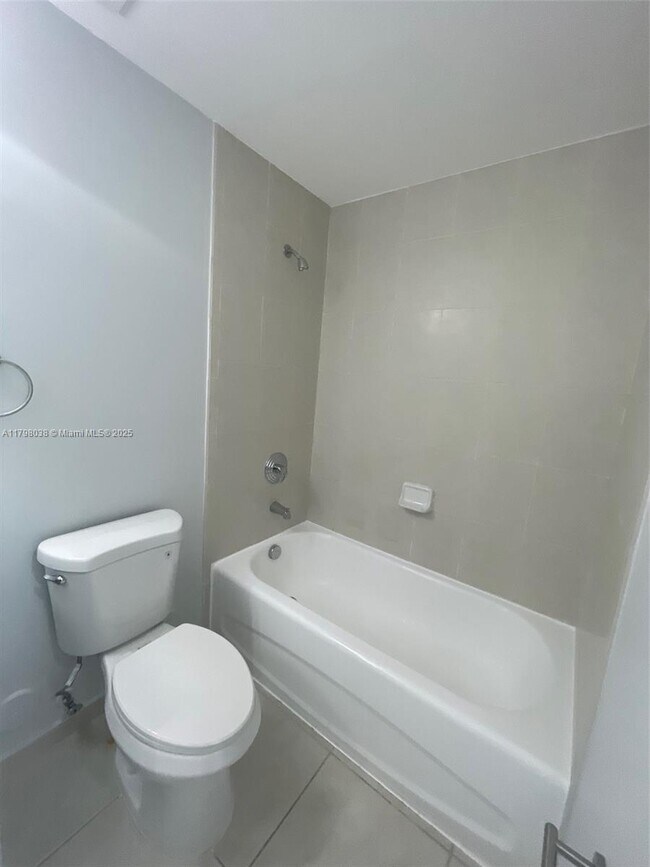 Foto del edificio - 7220 NW 114th Ave