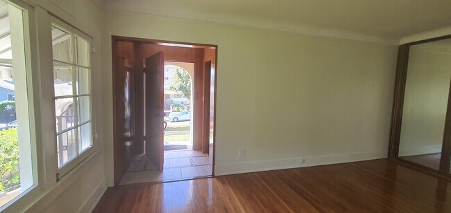 Puerta principal - 324 S Coronado St