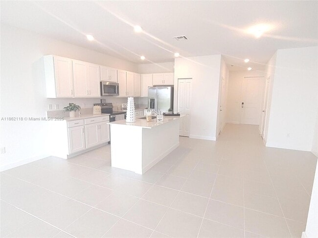Building Photo - 390 SE Crossoak Ln