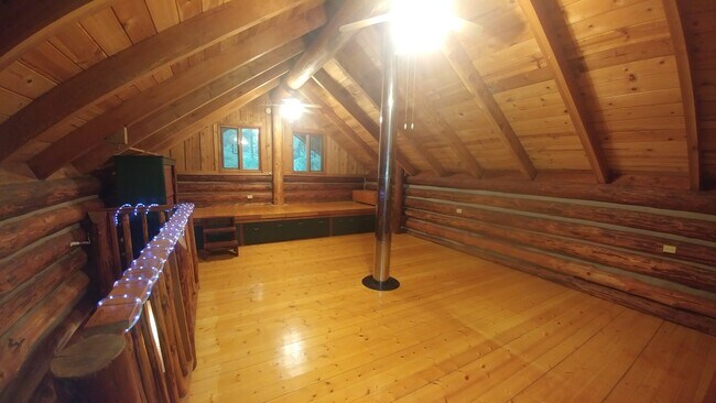 Foto del edificio - Rustic Log Home In the Woods!