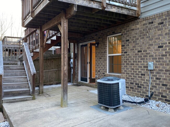 Building Photo - 3 BR / 3.5 BA End Unit Townhome, Available...