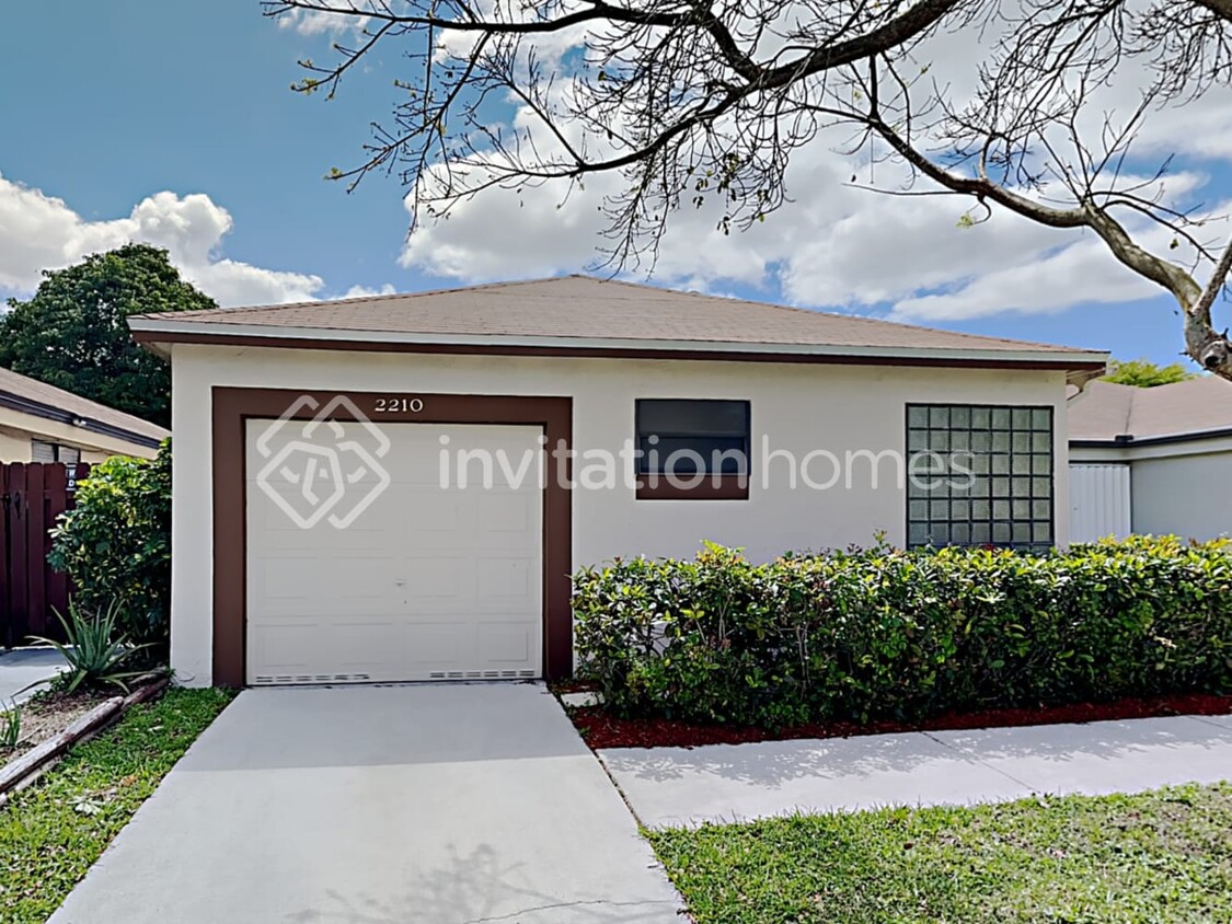Primary Photo - 2210 NW 33rd Ter