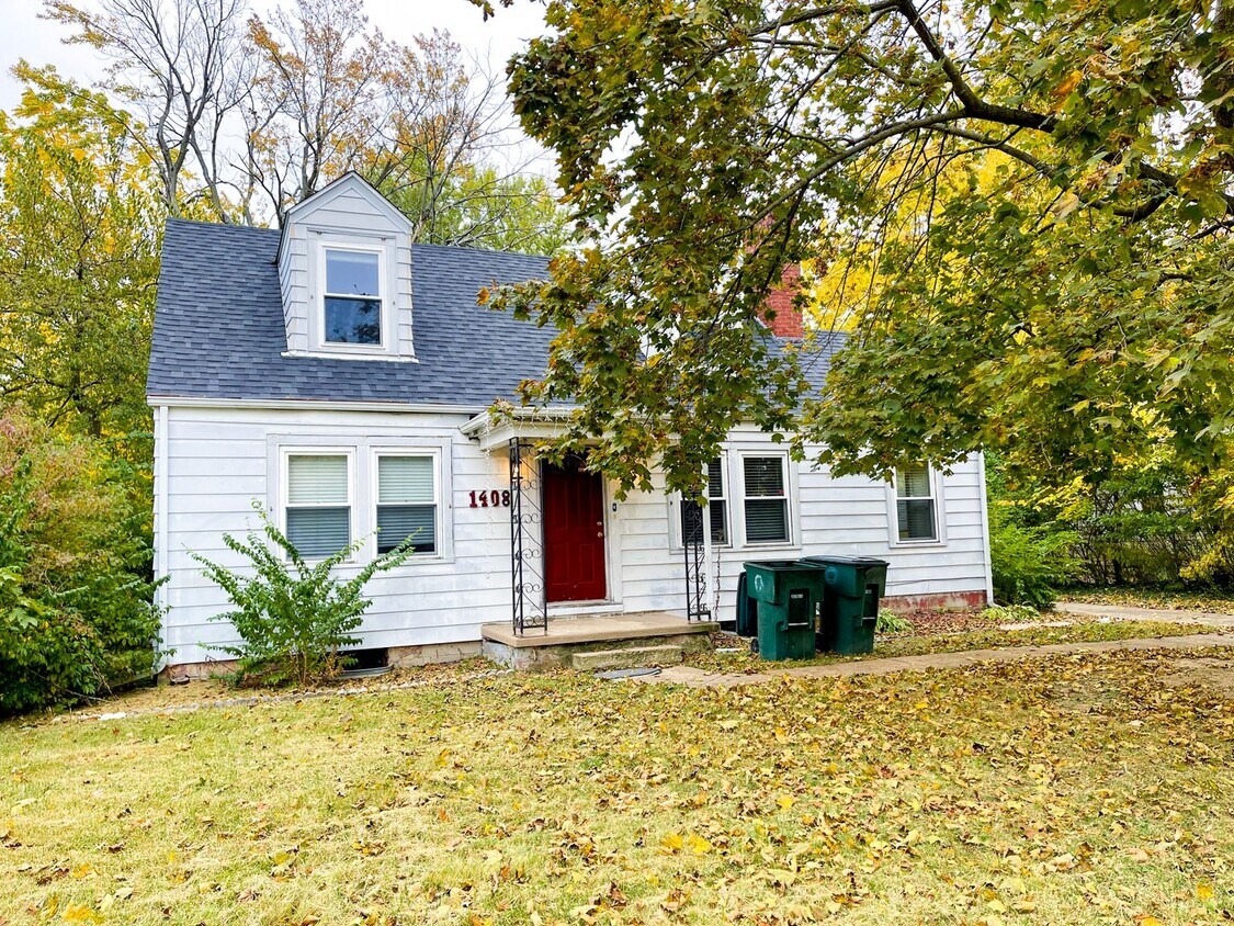 Primary Photo - Large Backyard