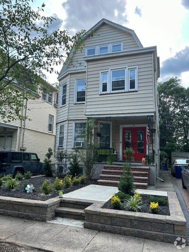 Building Photo - 38 Oak St