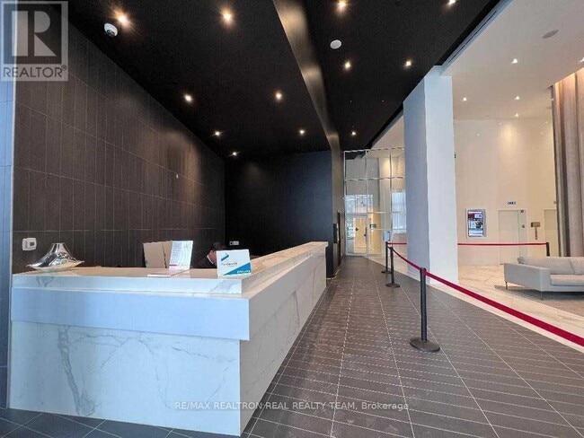 Photo du bâtiment - 3900-3900 Confederation Pkwy