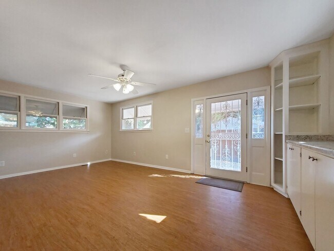 Foto del edificio - 5 Bedroom 3.5 Bath Brick home in Downtown ...