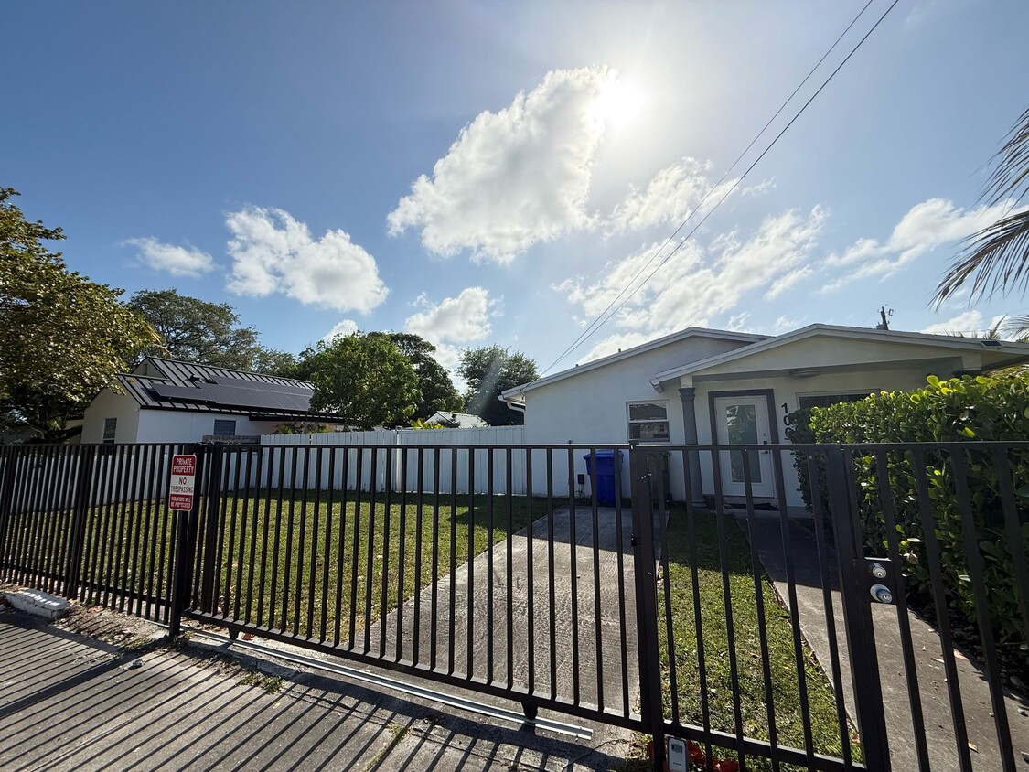 Foto principal - 100 NW 45th St