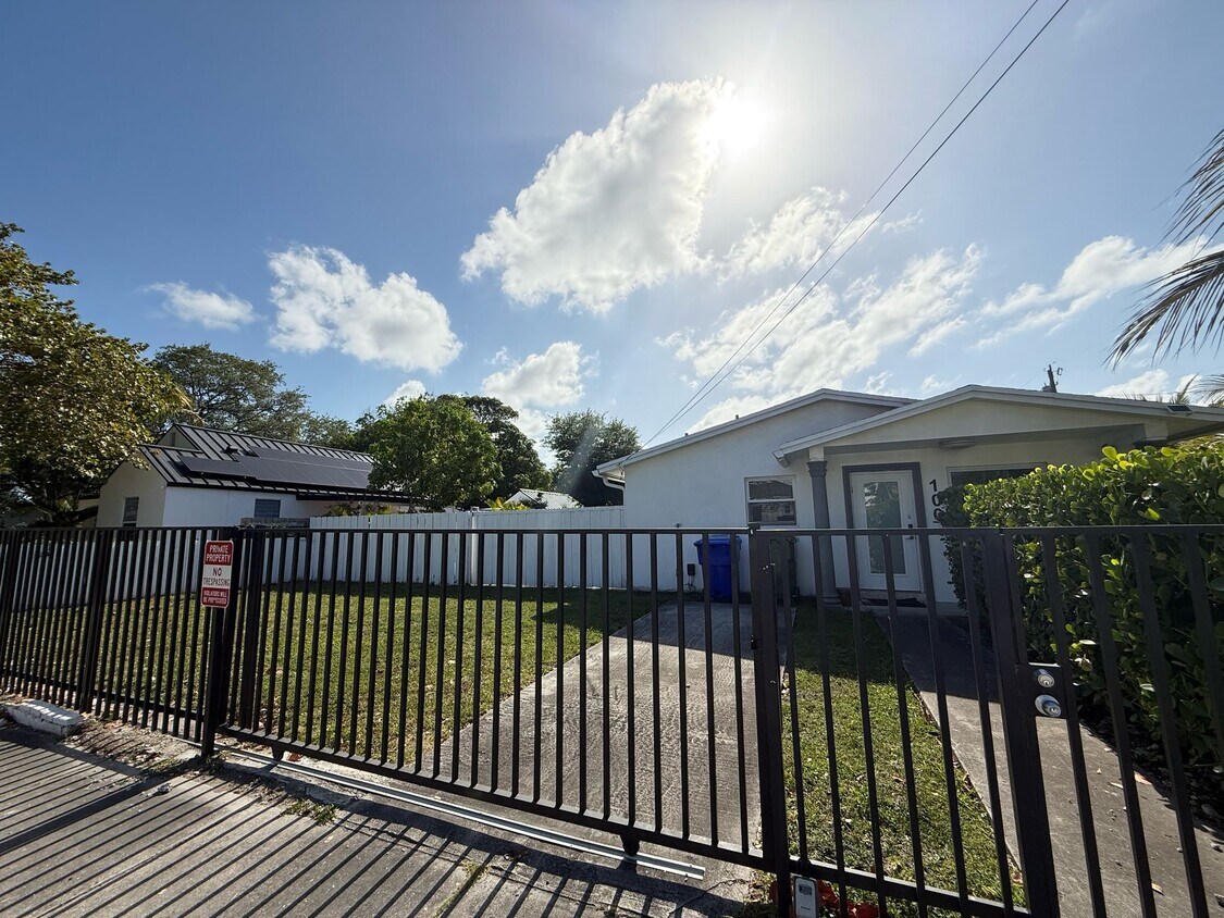 Primary Photo - 100 NW 45th St