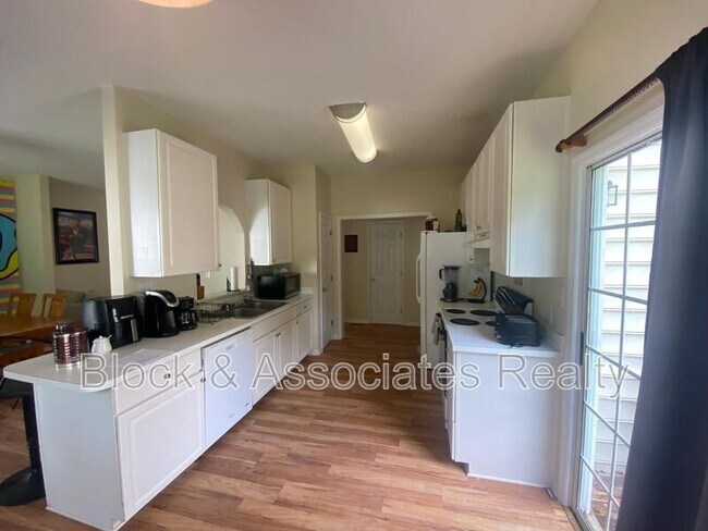 Building Photo - 2400 Trailwood Hills Drive