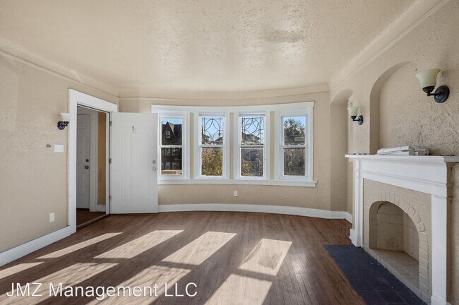 Building Photo - 3 br, 1 bath House - 3322 West Grand St. U...