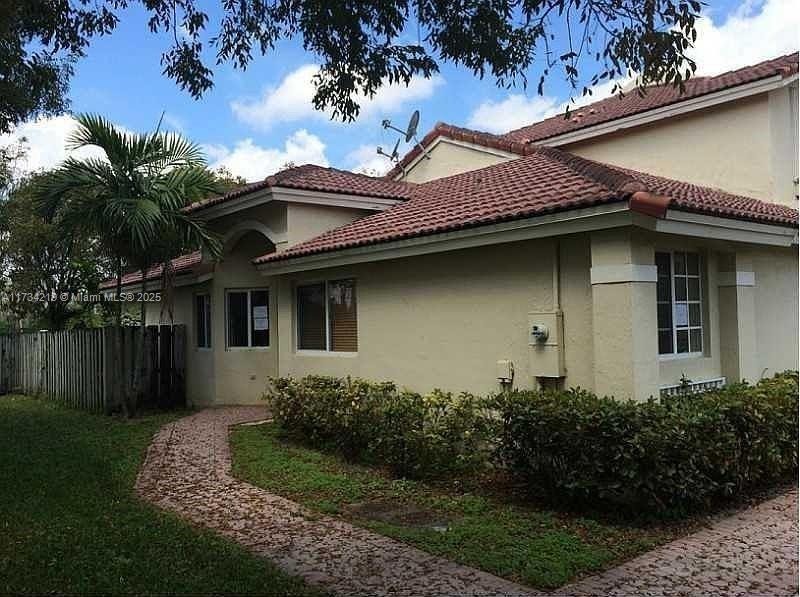 Foto principal - 5000 NW 116th Ct