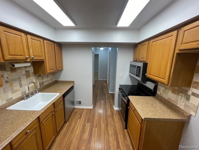 Building Photo - 634 E Fox Hills Dr