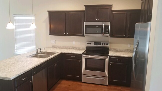 Foto del edificio - Spacious 3 Bedroom 2.5 Bath Townhome with ...