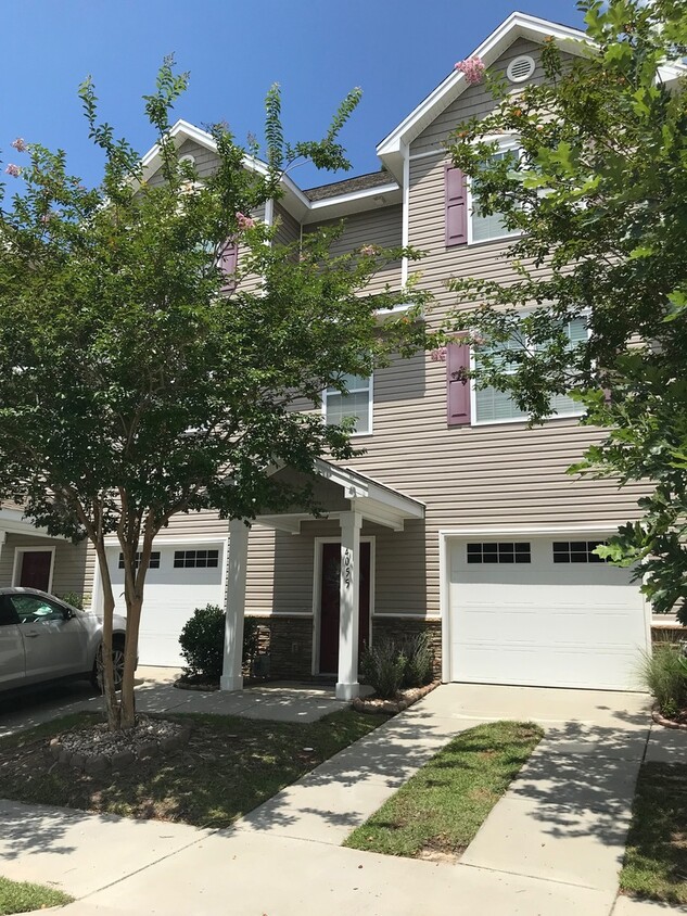 Foto principal - Townhouse with Fenced Backyard!