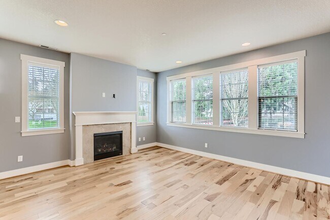 Foto del edificio - Elegant Orenco Home with Granite Kitchen, Fireplace & Private Greenspace