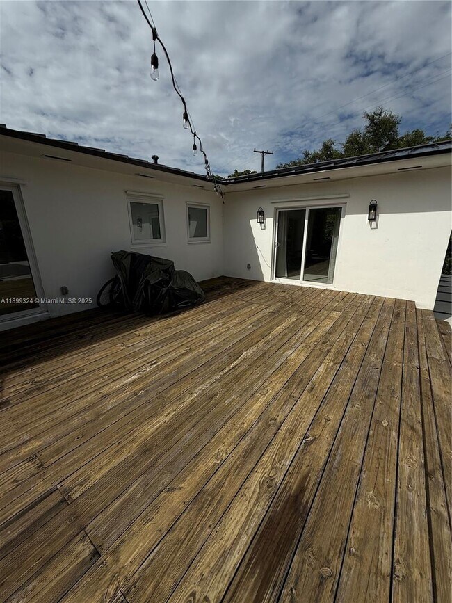 Foto del edificio - 675 NE 93rd St