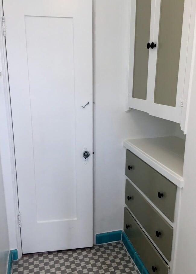 Building Photo - Beautiful cottage-like home. CONVENIENT TO UCSD MEDICAL!!!