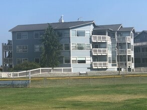 Building Photo - 651 SE Bayshore Dr