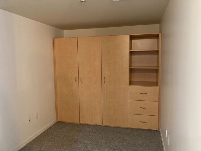 Building Photo - Rare 1B+Den/1BA Metrome Condo w/ Balcony, ...