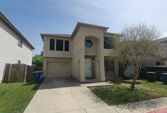 Building Photo - Three Bedroom 2.5 Bath close to Medical Ce...