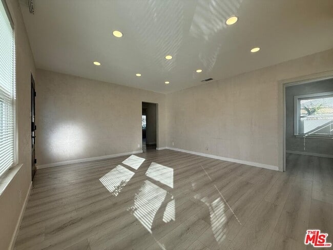 Foto del edificio - 674 Estelle Ave