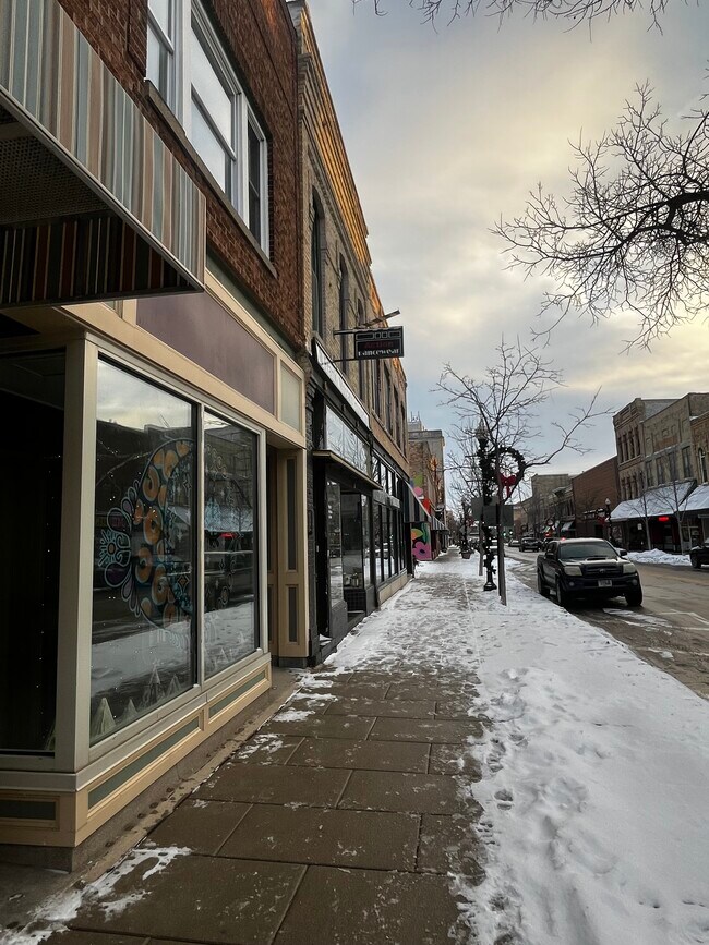 Vista hacia el sur desde la entrada de Main Street - 456 N Main St