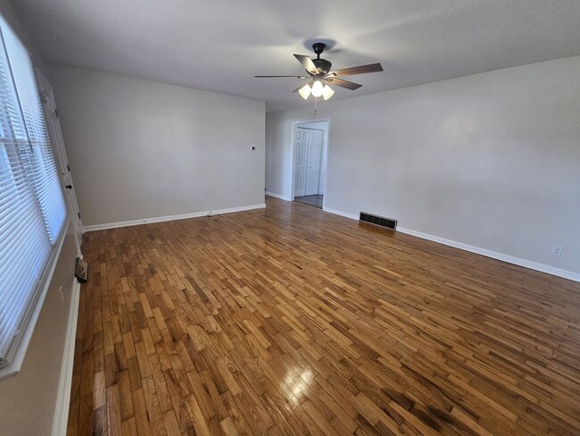 Building Photo - 167 Hill-N-Dale Dr