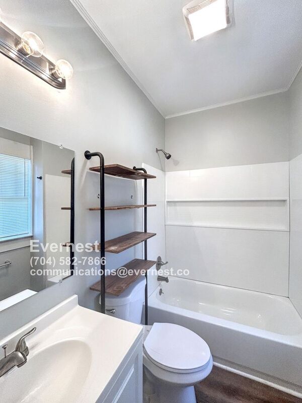 Building Photo - 203 S Elm St