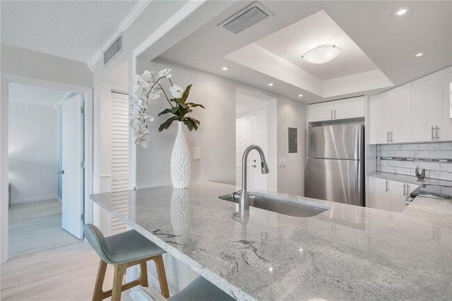 Building Photo - 6295 Bahia Del Mar Cir