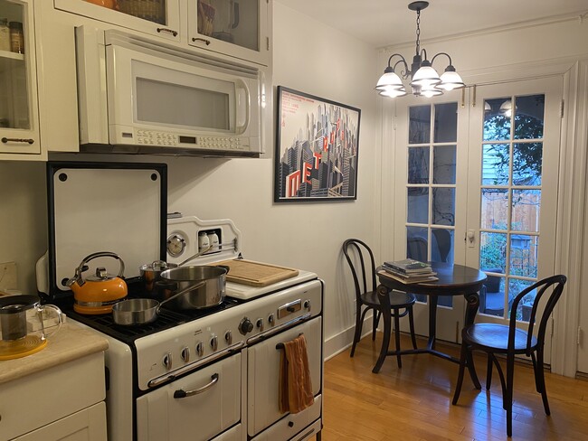 Kitchen - 6115 Winans Dr