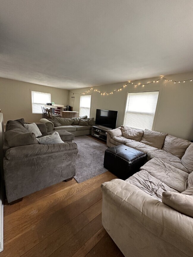 Foto del edificio - Exciting 3 Bed 1 & 1/2 Bath close to UWEC!