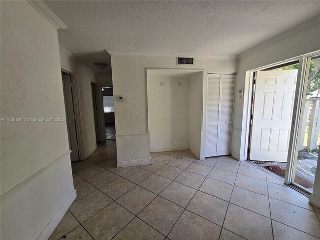 Foto del edificio - 5623 NW 21st St