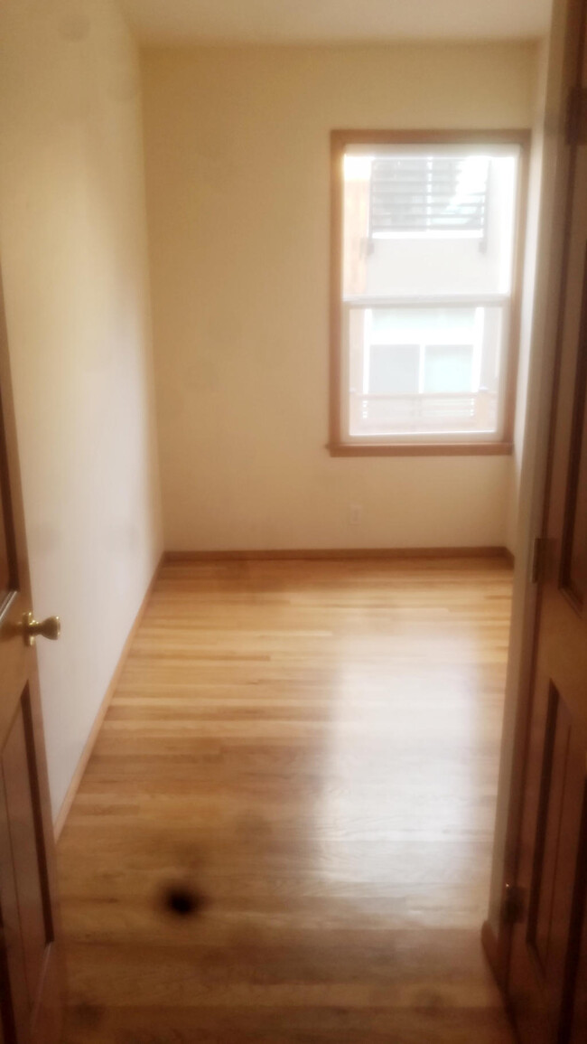 Building Photo - Naoma Apartments - 2 bedrooms + den