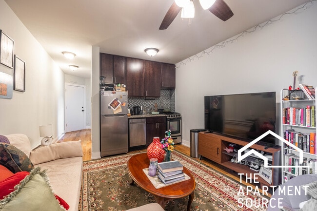 Building Photo - 809 W Cornelia Ave