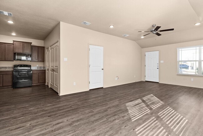 Building Photo - 1025 Cline Dr