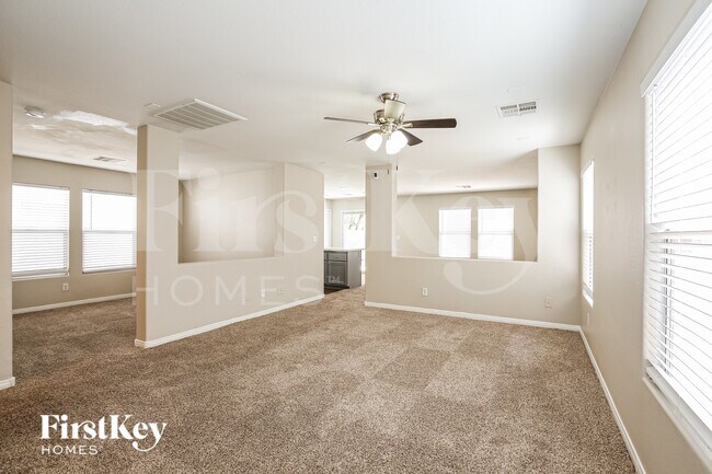 Foto del edificio - 5013 Whistling Acres Ave