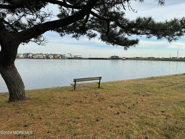 Foto del edificio - 302 Deal Lake Dr