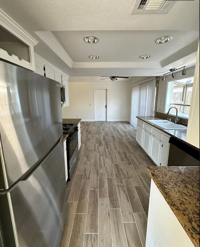 Building Photo - 3925 Orchid Dr