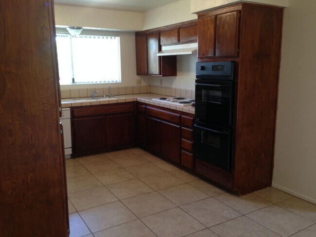 Foto del edificio - 7413 Cedarcrest Ave