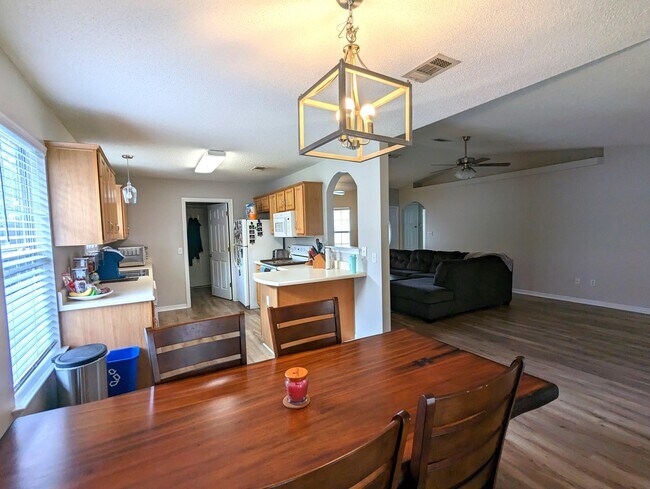 Building Photo - 1812 Brick Cir