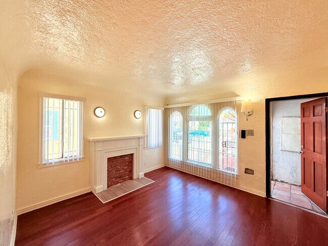 Foto del edificio - 2242 1/2-2419 1/2 Burnside Ave