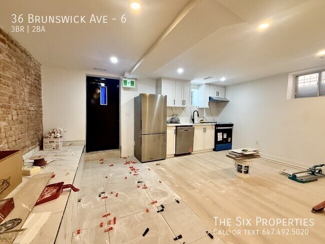 Photo du bâtiment - Brand New 3 Bedroom + 1.5 Bath Lower Level Apartment in the Heart of Downtown