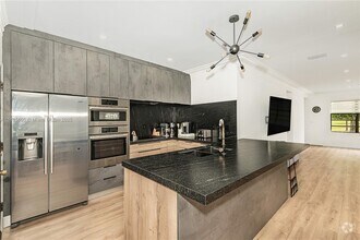 Building Photo - 365 Fairway Dr