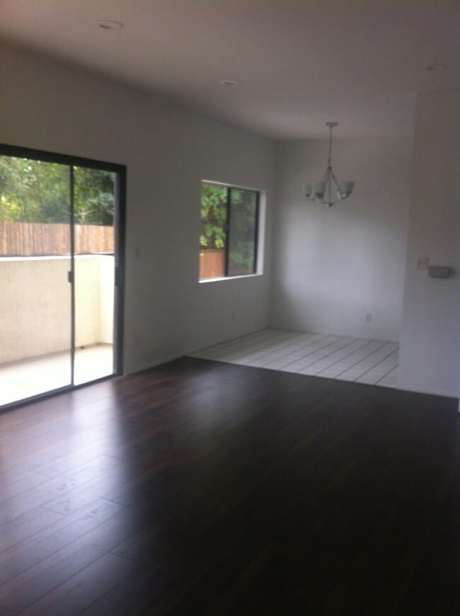 Building Photo - 930 S Venice Blvd