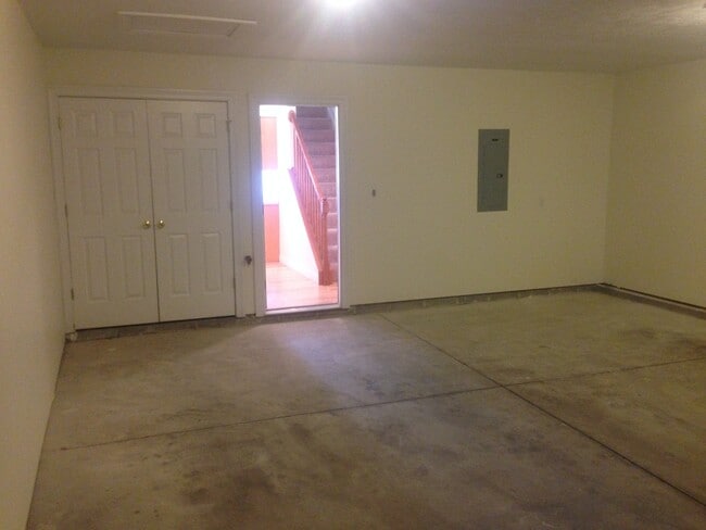 Building Photo - 2345 Meadowpoint Dr