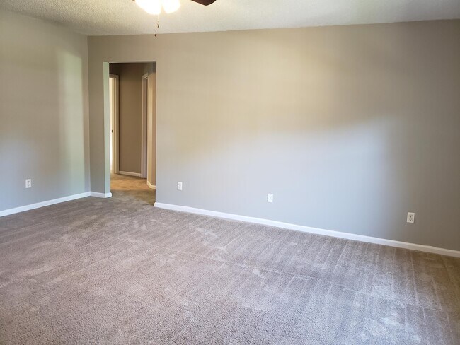 Building Photo - 906 Malibu Dr