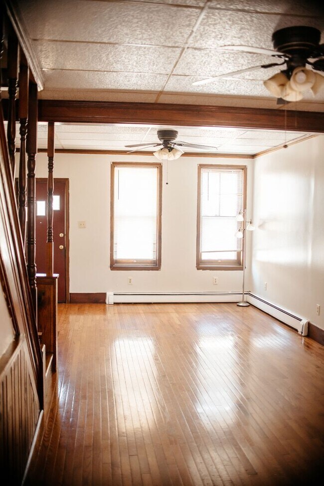 Foto del edificio - 3 Bedroom, 2 Bath Rown Home, 1st Floor Features 1 Bed and 1 Bath