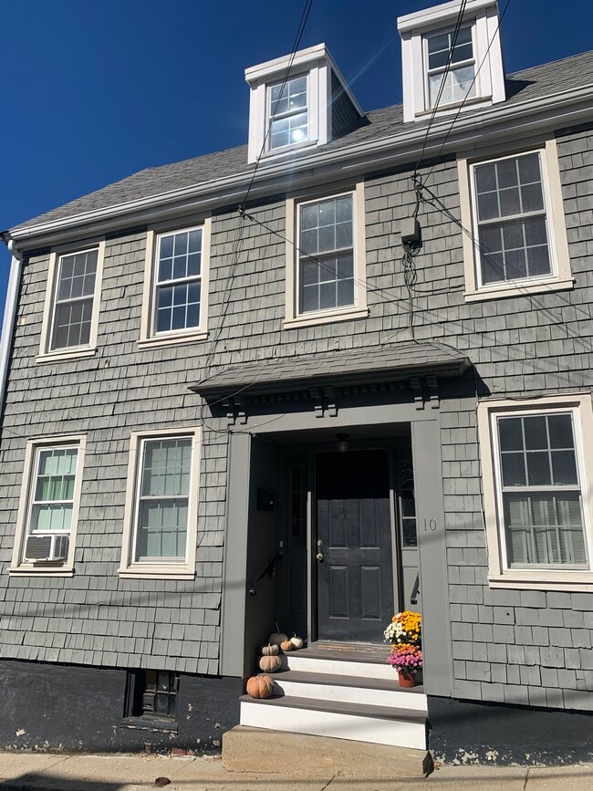 Building Photo - 10 Salem Street Ave
